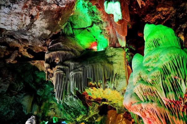 河南一個溶洞景區，上下分五層，落差138米的溶洞