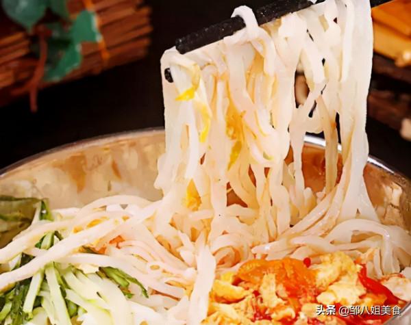 做手擀麵時,和麵要多加“2個料”,麵條筋道不易斷,爽滑不粘連 做手擀麵時,和麵要多加“2個料”,麵條筋道不易斷,爽滑不粘連