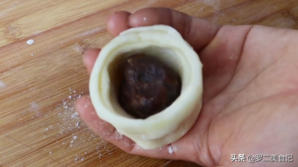 10塊錢一斤的酥餅教你在家做，層層酥脆，一咬就掉渣，比買的好吃