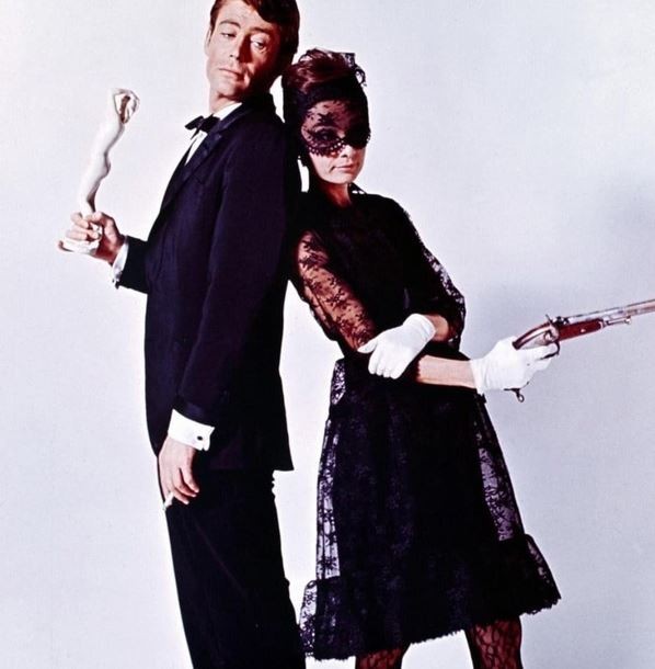 1953年，26歲的紀梵希第一次見到24歲的赫本，不婚不娶守護她46年