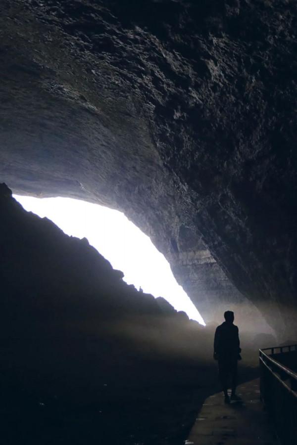 神奇!重慶深山發現一個巨洞,天上掉落一塊巨石,神似佛像 神奇!重慶深山發現一個巨洞,天上掉落一塊巨石,神似佛像