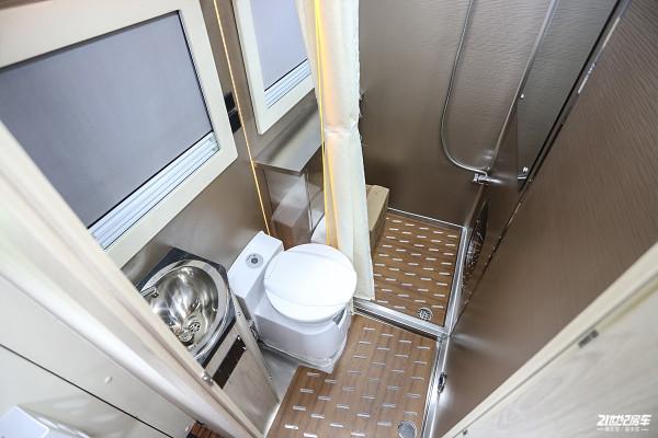 擁有德國MAN核心技術,6.9T+10AMT,藍牌C本,羅曼維爾德重卡房車 擁有德國MAN核心技術,6.9T+10AMT,藍牌C本,羅曼維爾德重卡房車