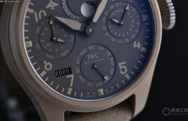 沙色陶瓷 品鑑萬國飛行員“莫哈維沙漠”特別版萬年曆腕錶