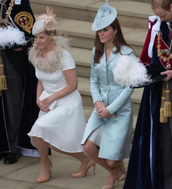 戴安娜行屈膝禮優雅得像仙女,卻在泰國行錯了禮,梅根行禮像侍女 戴安娜行屈膝禮優雅得像仙女,卻在泰國行錯了禮,梅根行禮像侍女