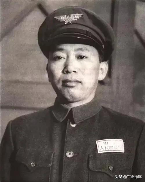 打下U-2,各位元帥都讓嶽振華坐自己身邊,他為何坐2位上將中間? 打下U-2,各位元帥都讓嶽振華坐自己身邊,他為何坐2位上將中間?