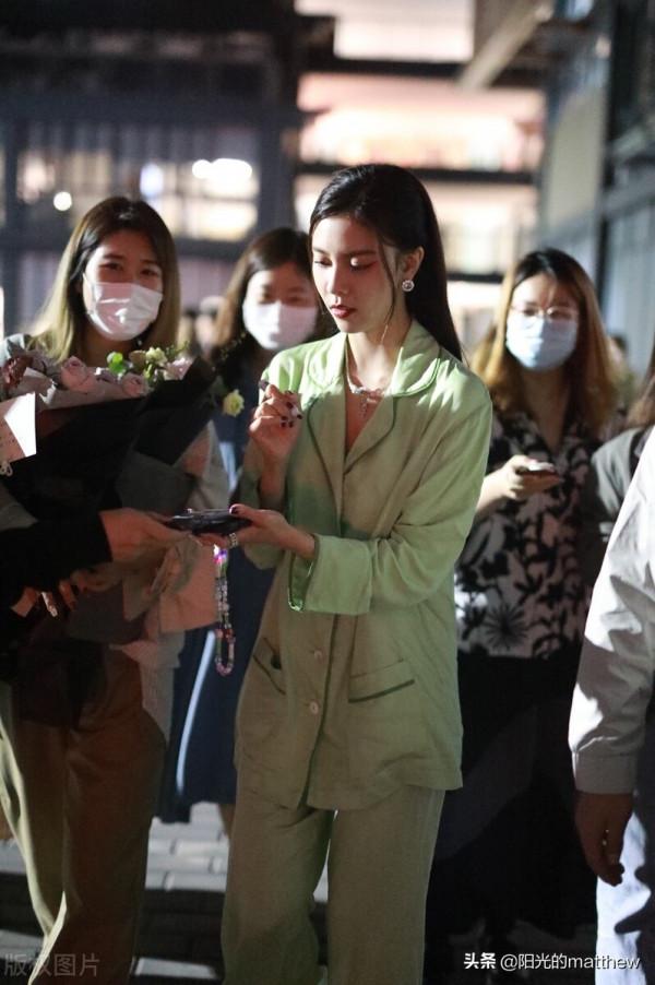 宋妍霏身穿豆綠色睡衣套裝清新時髦遇粉絲圍堵拍照人氣旺