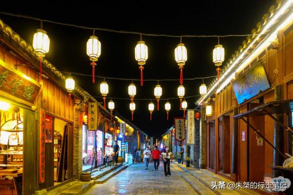 安徽最具代表性的老街之一，青石鋪就、百年曆史，坐落在千年酒鄉