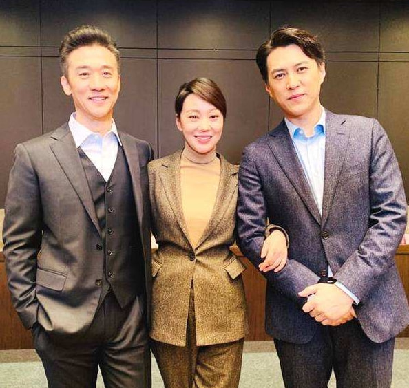 閆妮回到農村宣傳，無修飾的容顏臉寬皮皺，是地地道道的老阿姨