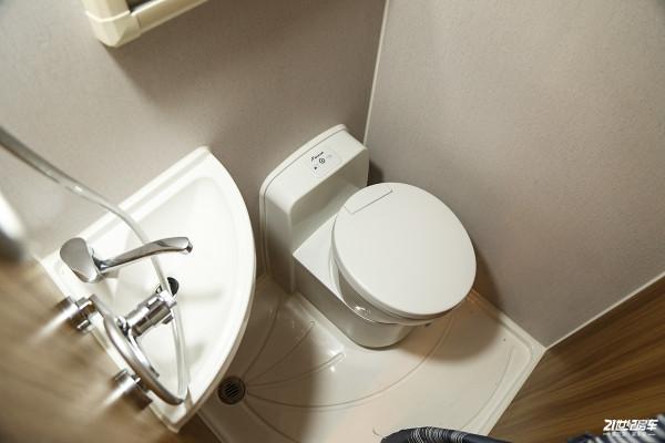 車高不到2.5米還有一個升降床，卓美亞小額頭房車適合一家三口