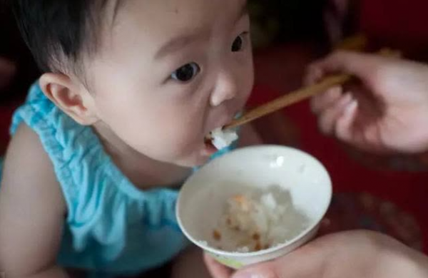 寶寶長大了奶粉該怎麼喝？建議“該斷就斷”，既省錢又對娃身體好