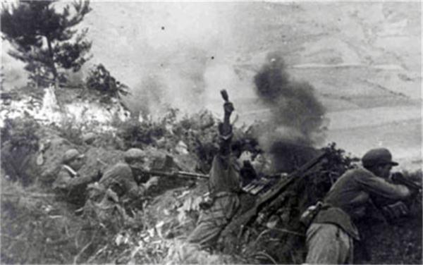 開國少將攜妻衣錦還鄉，發現老家有位衣衫襤褸的妻子，苦等22年