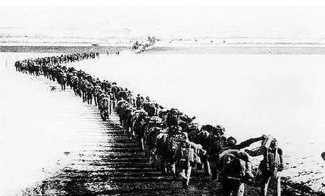 美國總統杜魯門說要對中國使用原子彈，嚇得英國首相打飛的勸阻