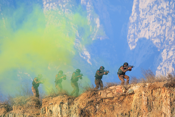 硝煙瀰漫 直擊武警偵察隊員冬季大練兵