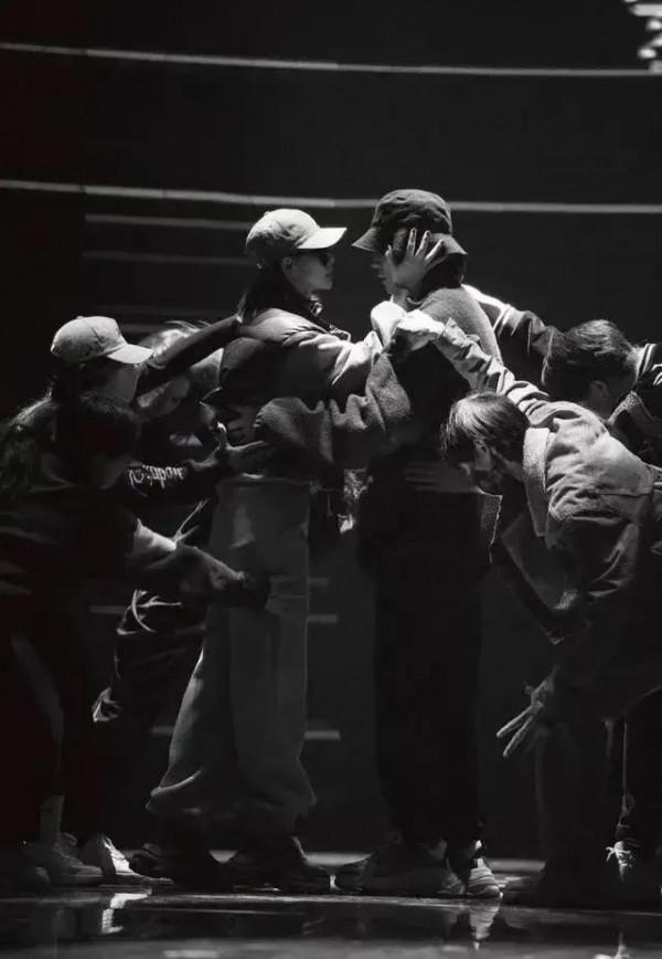 秦昊伊能靜夫妻攜手，深情對唱《一路生花》，怎麼可以這麼穩