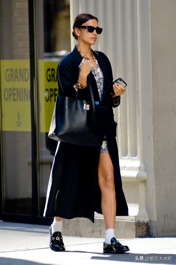 Cara綠色毛衫又暖又靚，Justine青色大衣配牛仔褲減齡有活力