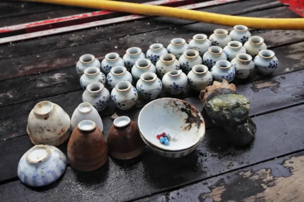 新加坡海域古沉船發現大批元青花