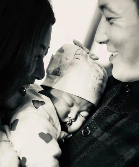 朱珠女兒命名儀式太隆重！齊聚京圈名流，朱珠產後穿黑白裝狀態佳