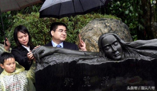 直擊鄧麗君墓現狀:陳游標難掩激動情緒,在鄧麗君墳前痛哭流涕 直擊鄧麗君墓現狀:陳游標難掩激動情緒,在鄧麗君墳前痛哭流涕