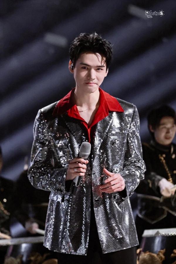 跨年舞臺：王一博龔俊舞臺驚豔成毅全臺收視第一，女明星造型驚豔