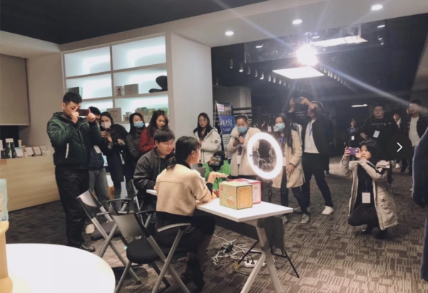 “我在家鄉挺好的！”可宅可浪、教人直播、躺平掙錢，這屆年輕人愛上回農村