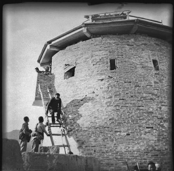 新四軍戰士到河裡去摸鬼子丟棄的機槍，突然發現水面冒出一個光頭