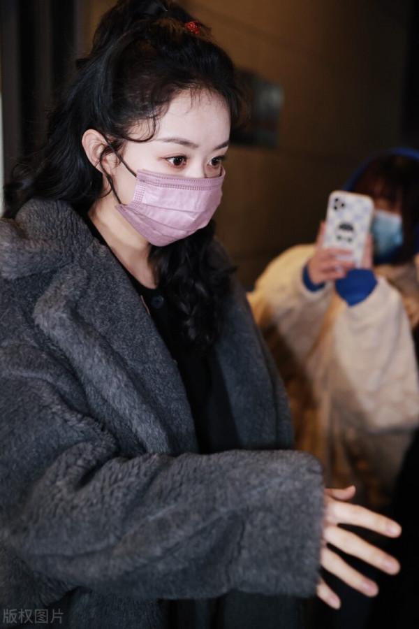 央視聯排 趙麗穎下班，著灰色泰熊服飾美噠噠