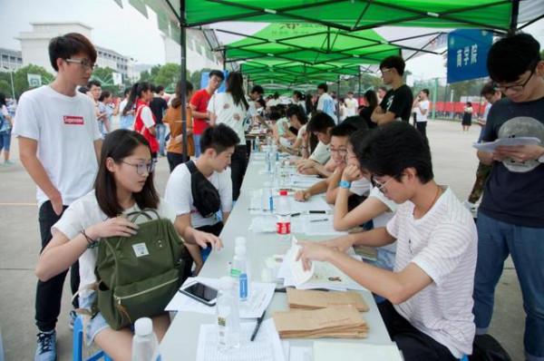 新生入學時的被褥，是自己帶好還是買的好？前輩告你該如何選擇