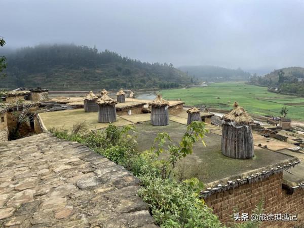雲南一座奇怪的村莊，你家屋頂是我家院子，走進村裡像走迷宮一樣