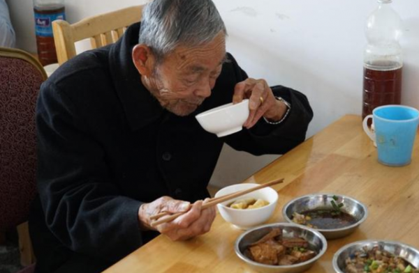 “吃得少,活得久”?飯量小的人,衰老速度更慢嗎?看看醫生咋說 “吃得少,活得久”?飯量小的人,衰老速度更慢嗎?看看醫生咋說