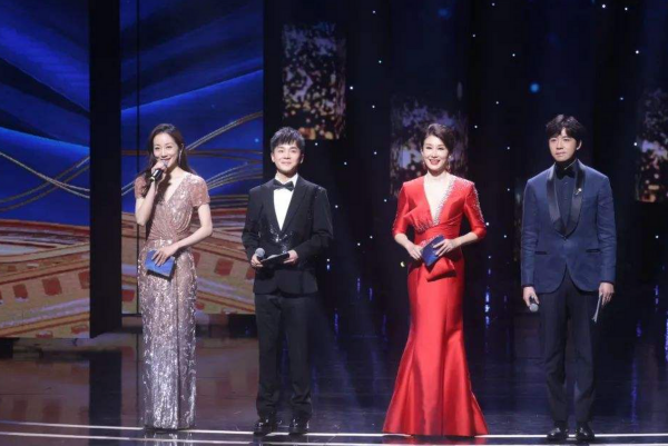 知名主持陳玲耳環不慎掉落！從容發言一臉淡定，鏡頭切換迅速撿起