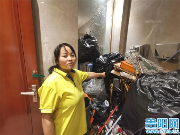 丈夫倒下，她白天上班晚上撿紙殼拼命拯救 網友：相信了愛情