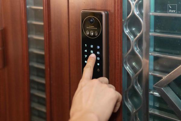 TCL X7S 智慧門鎖體驗：用 iPhone 同款人臉識別，視覺化安防老少可用