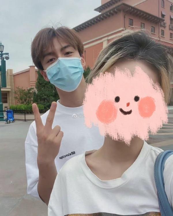 盤點環球影城偶遇明星生圖,白敬亭似商務精英,林依輪兼職賣貨? 盤點環球影城偶遇明星生圖,白敬亭似商務精英,林依輪兼職賣貨?