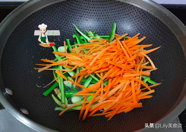 胡蘿蔔和它一起炒,鮮香營養開胃,隔三岔五給孩子做,一盤不夠吃 胡蘿蔔和它一起炒,鮮香營養開胃,隔三岔五給孩子做,一盤不夠吃