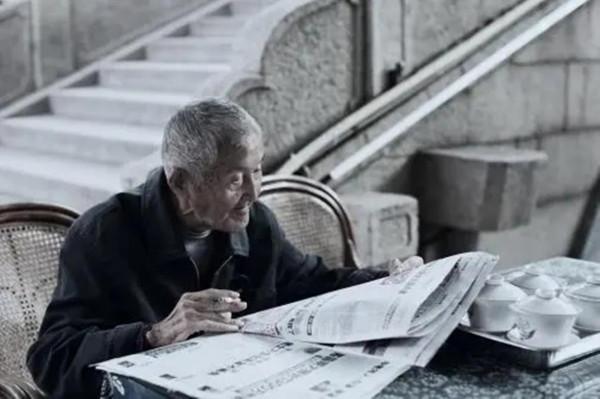 1999年老人拿著報紙失聲痛哭:這麼多年,我的身份終於可以公開了 1999年老人拿著報紙失聲痛哭:這麼多年,我的身份終於可以公開了