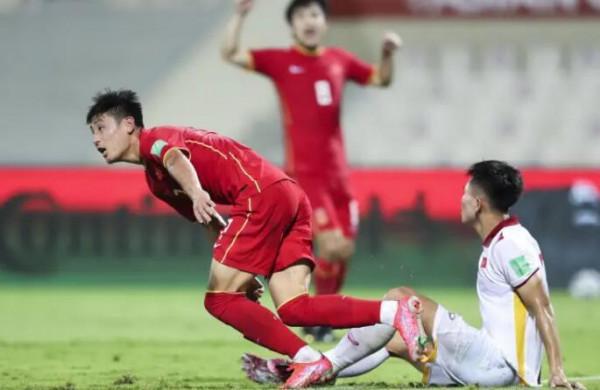 下午16點！李鐵做出爭議決定：國足集訓遭質疑，球迷吐槽聲一片