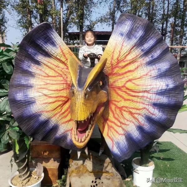 帶閨女開心的一天！假的恐龍也把女兒嚇哭了