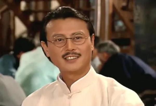 《蒼天有淚》蕭家姐妹與展家水火不容的表面下，鄭老闆是最大贏家