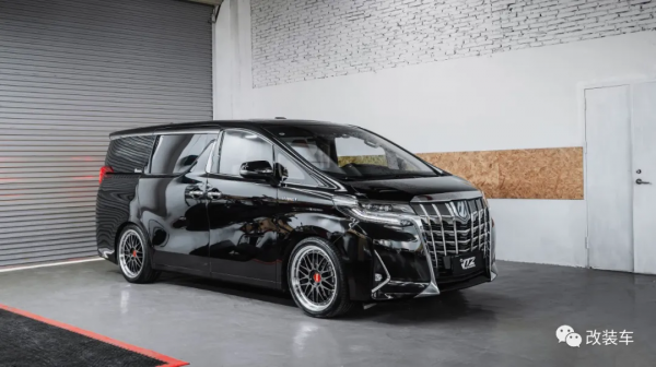 未成年高中生打造素雅埃爾法,全身名牌改件加起來超過16萬 未成年高中生打造素雅埃爾法,全身名牌改件加起來超過16萬