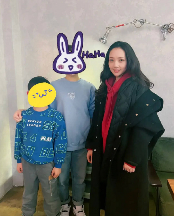 郭碧婷真不放心向佐！穿貂皮探班氣場不輸向太，終於有豪門闊太範