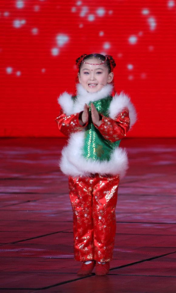 8年前&quot;年畫娃娃&quot;組合春晚走紅，哥哥已去世6年，妹妹如今怎樣了？