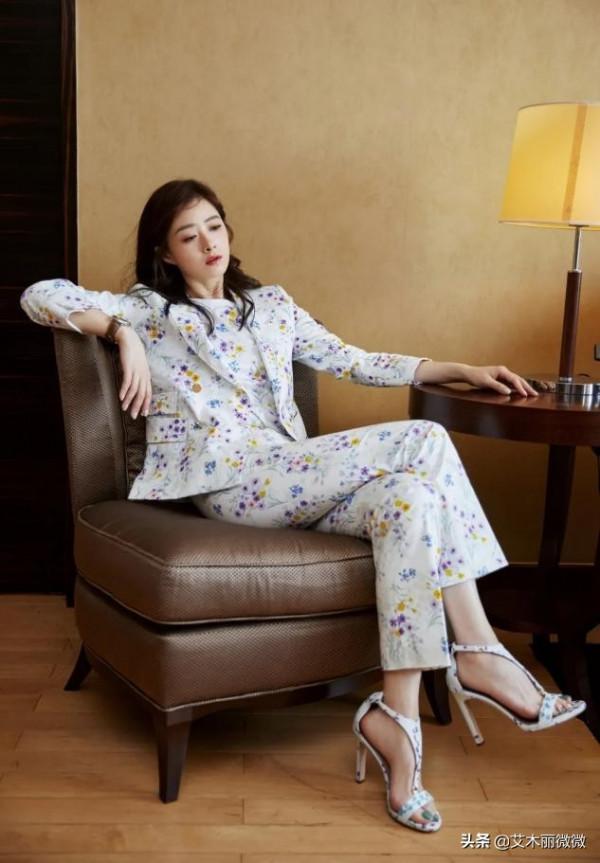 女人儘量別上衣塞褲腰，學學蔣欣這樣穿，出門賺足回頭率