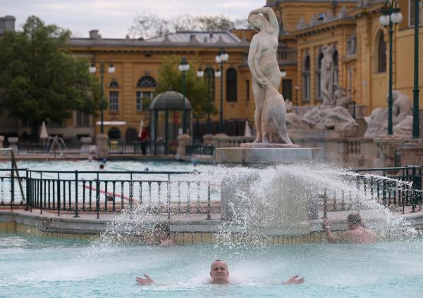 “溫泉之城”布達佩斯：浴場社交流行，有人下棋、有人喝酒