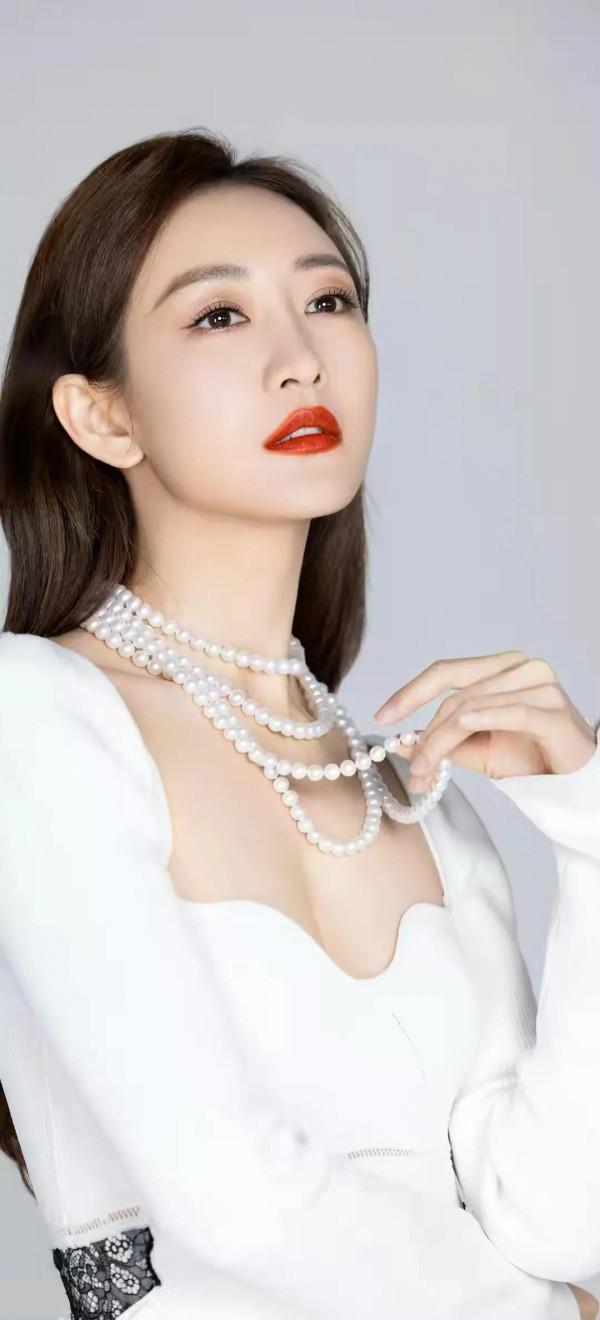 王鷗有種特殊氣質：月上柳俏頭，人約黃昏後