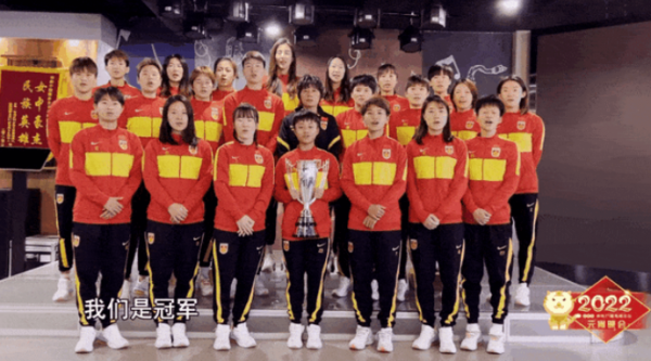 2022元宵晚會名場面：張小斐歌聲迷人，中國女足唱《鏗鏘玫瑰》