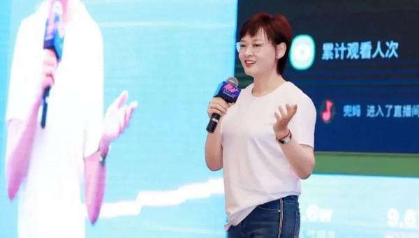 曾春晚“驚豔”全國，後又悄悄“消失”12位主持人，今有人成網紅