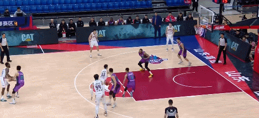 王哲林砍23+10馮萊30+14 上海單節轟出34-1衝擊波大勝復仇山東