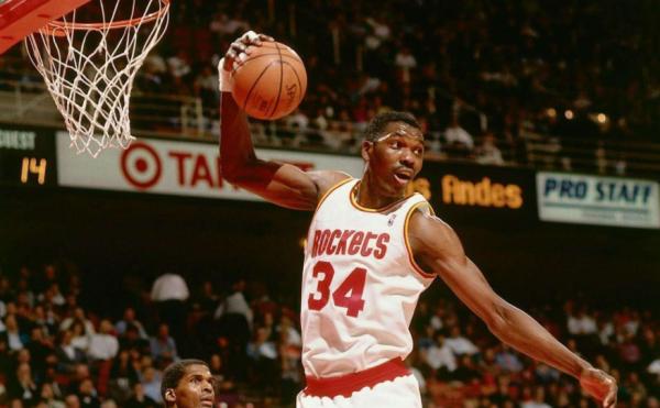 無上的榮耀！盤點NBA被球隊立雕像的十大球星：堪比最高的榮譽