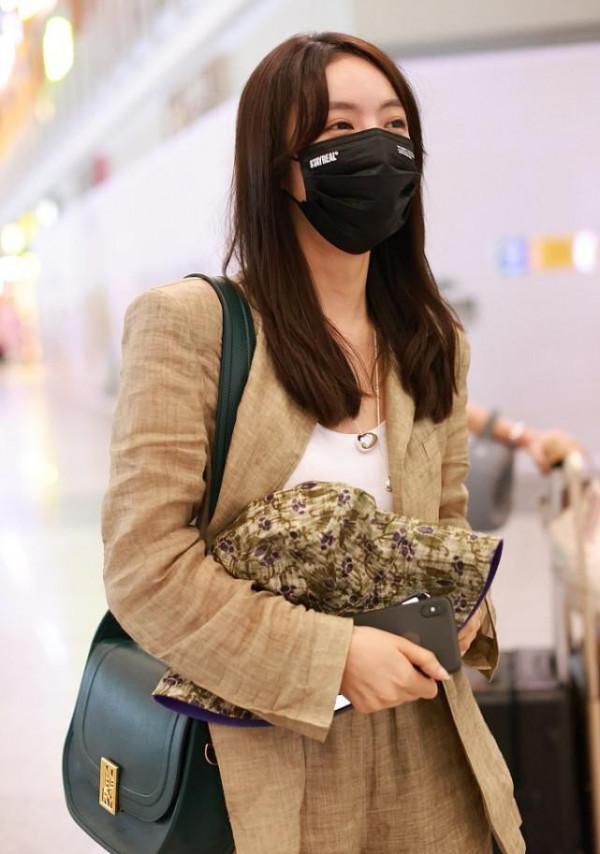 蔡文靜穿棉麻西裝套裝,雖然包裹挺嚴,但是褲子薄透能看出腿型 蔡文靜穿棉麻西裝套裝,雖然包裹挺嚴,但是褲子薄透能看出腿型