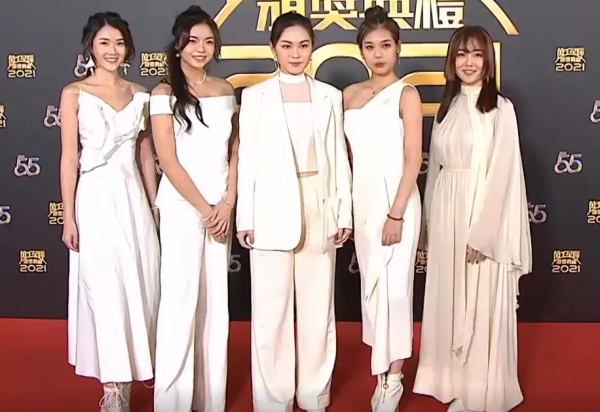 TVB紅毯醜哭了，像鄉鎮模特大賽，鍾嘉欣妝好髒、馬國明泛油光